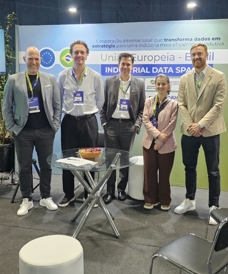 Representantes da ABINC, GIZ e parceiros no stand União Europeia–Brasil Industrial Data Spaces