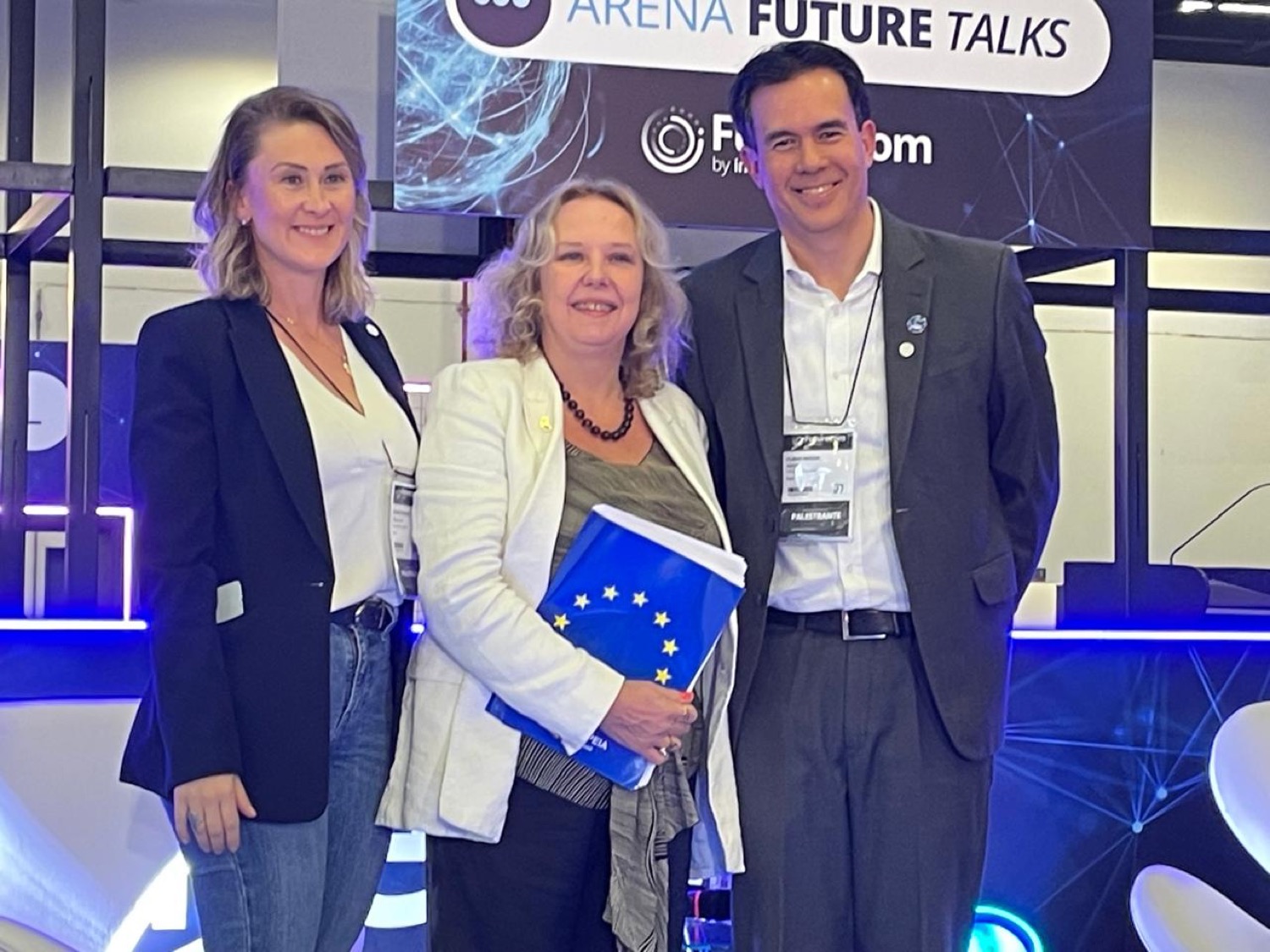 Fabiane Wahlbrink, Beatrice Covassi e Flávio Maeda na Arena Future Talks da Futurecom 2026