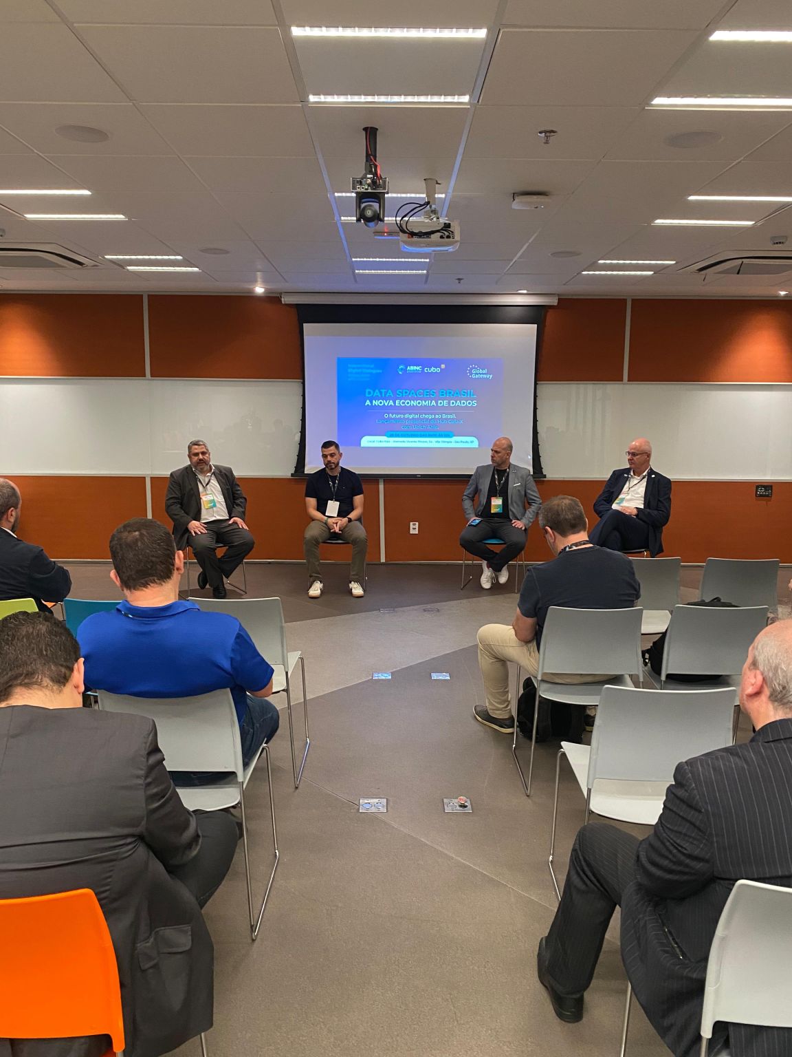 Painel do evento Data Spaces Brasil — A Nova Economia de Dados, no Cubo Itaú
