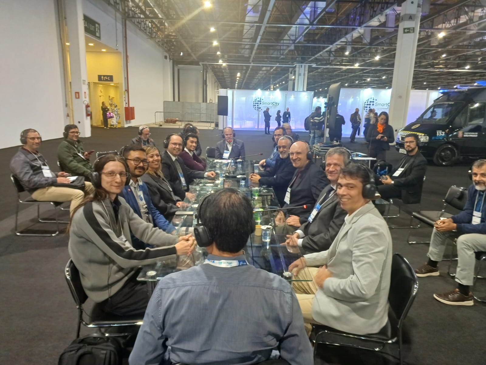 Participantes reunidos na Mesa de Diretrizes 3 sobre Data Spaces