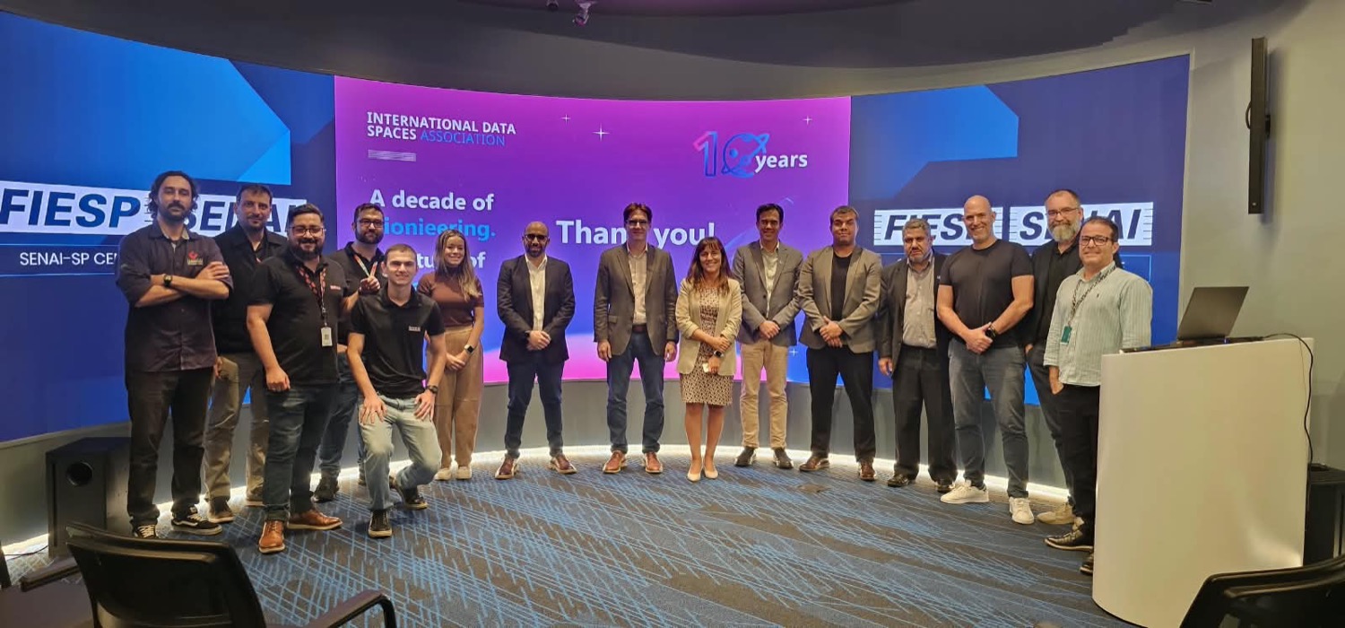 Participantes do encontro Economia de Dados no SENAI Vila Mariana, com a IDSA celebrando uma década de atuação ao fundo