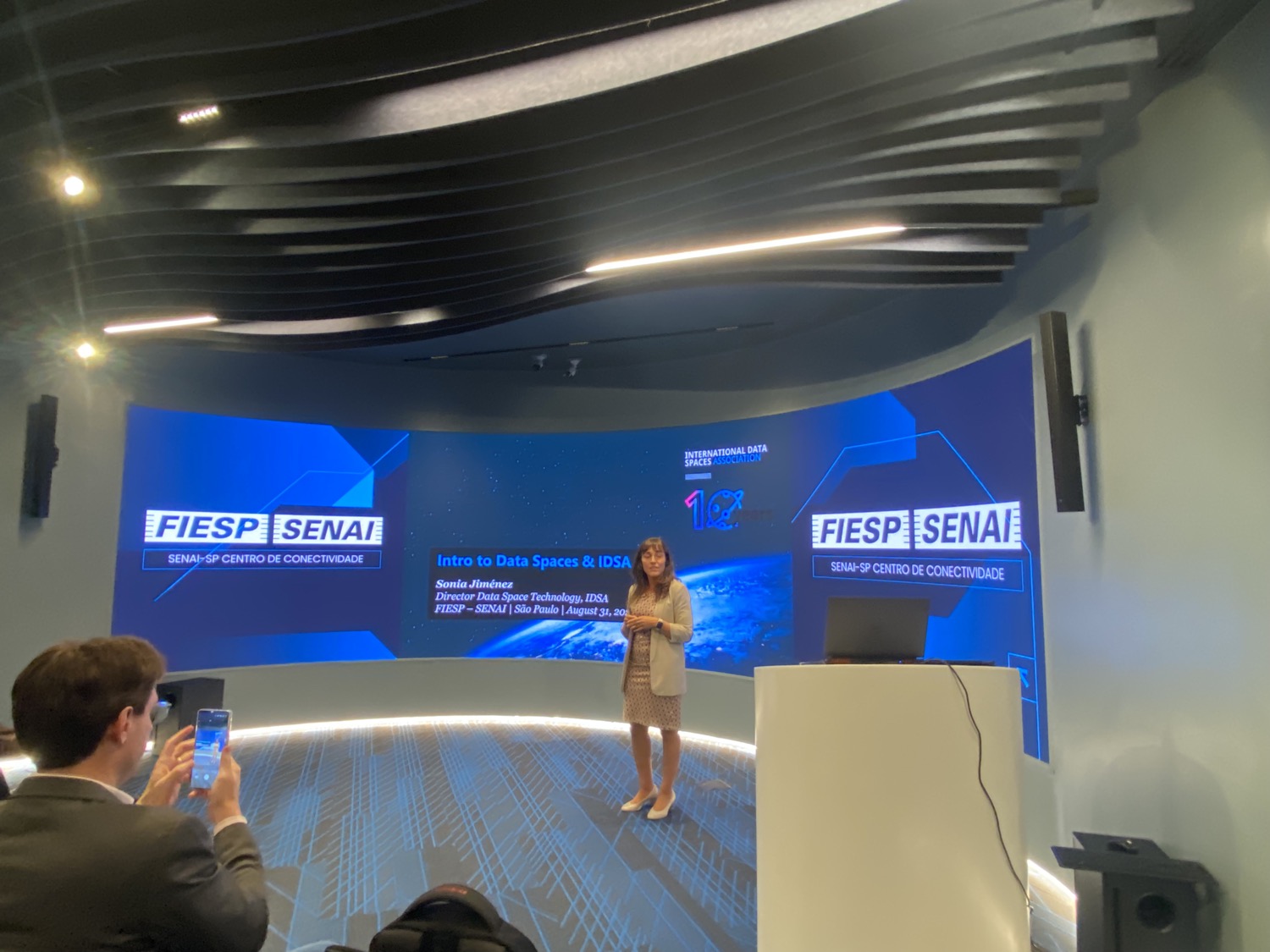 Sonia Jimenez, Diretora de Tecnologia da IDSA, durante a palestra principal do encontro